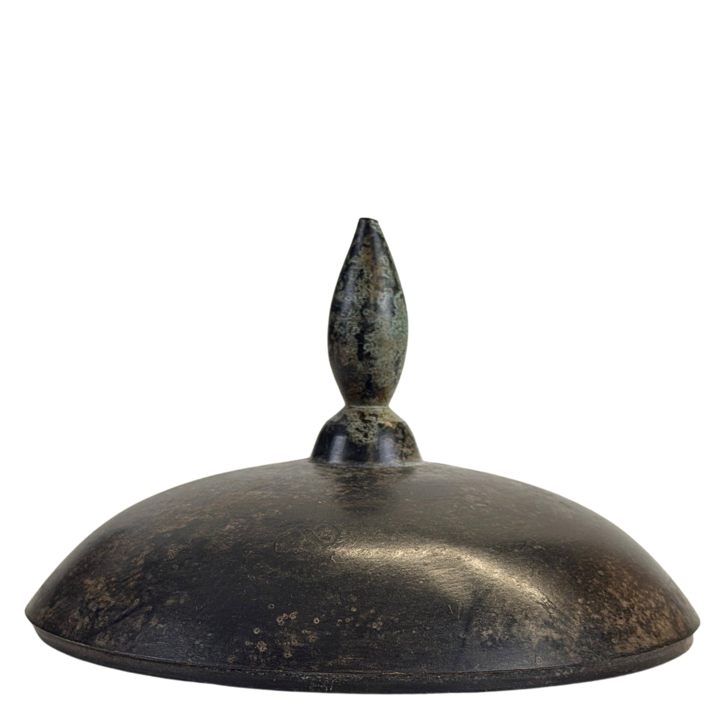 Detail van lotusknop-achtige finial en patina op het deksel van pot B
