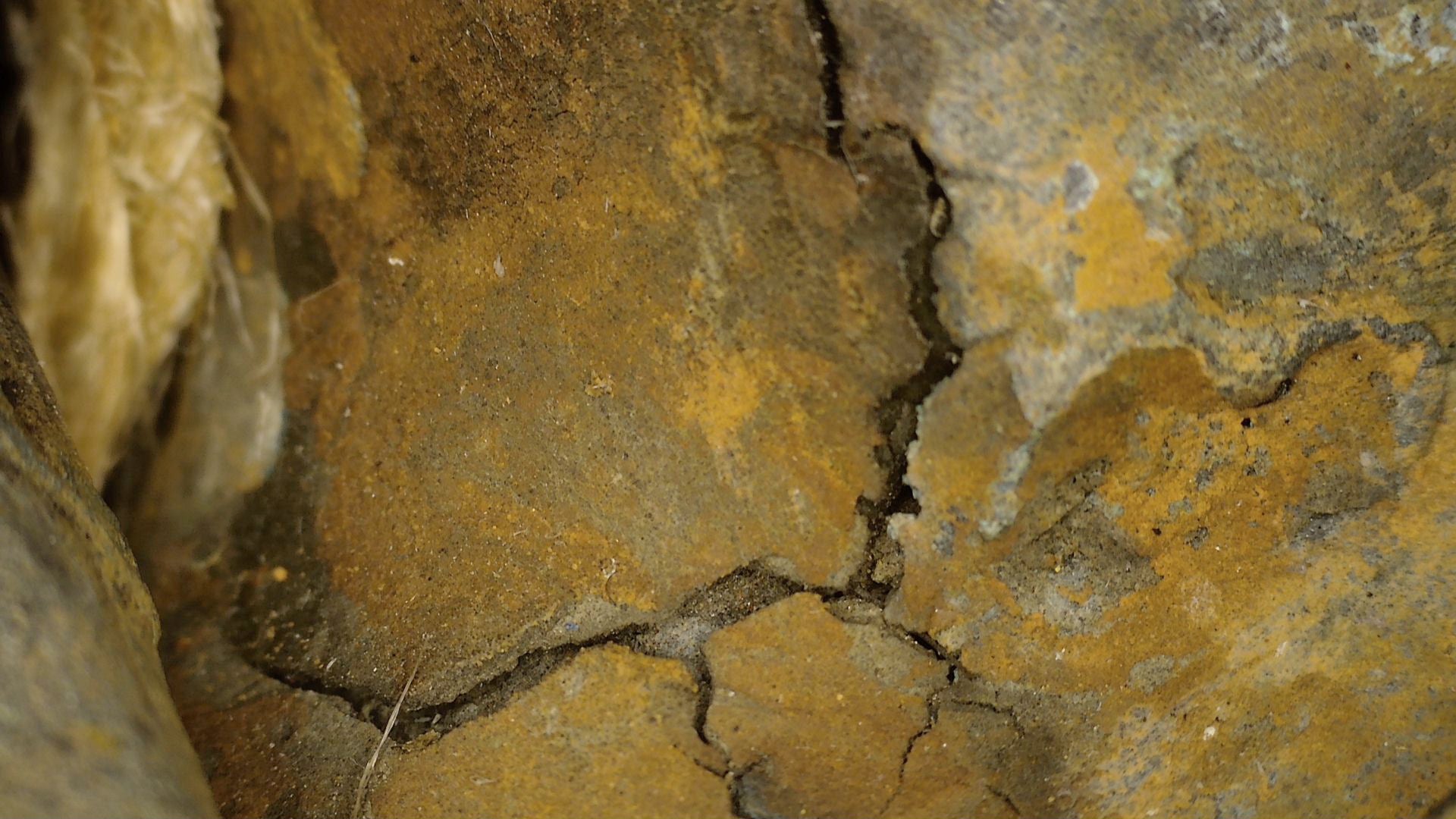 Macrodetail van vergulding, laklaag, patina en conditie van Ayutthaya Boeddha, SKU 740 – detail 7