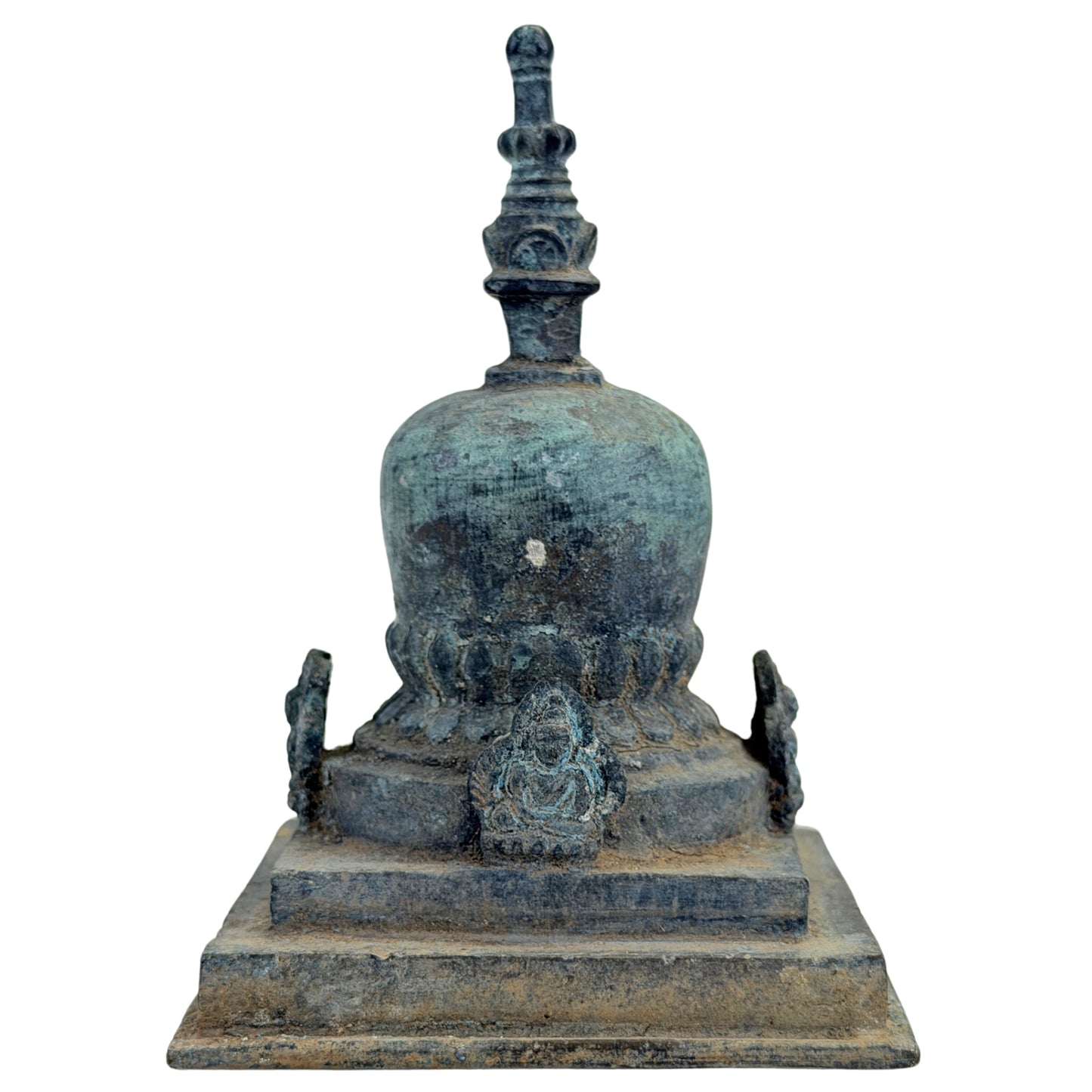 SKU 745 – bronzen Pala-votiefstupa uit Oost-India, vierde aanzicht met zittende Boeddhafiguur