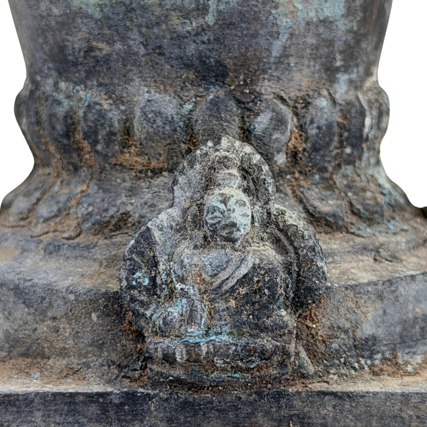 SKU 745 – detail van zittende Boeddhafiguur aan de voet van de bronzen votiefstupa