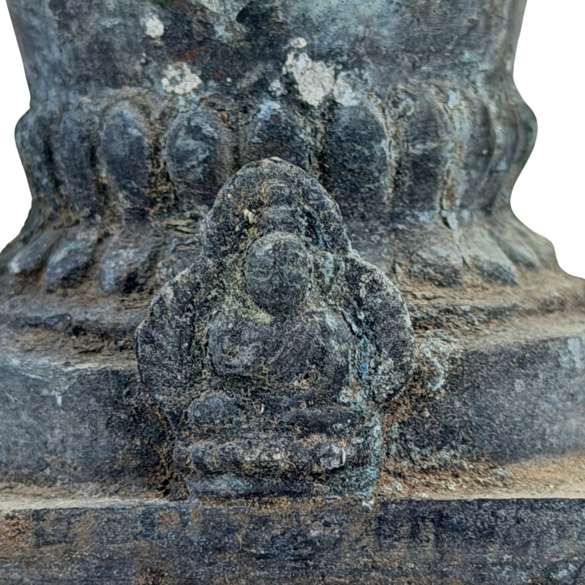 SKU 745 – derde detailopname van een zittende Boeddhafiguur rond de stupa