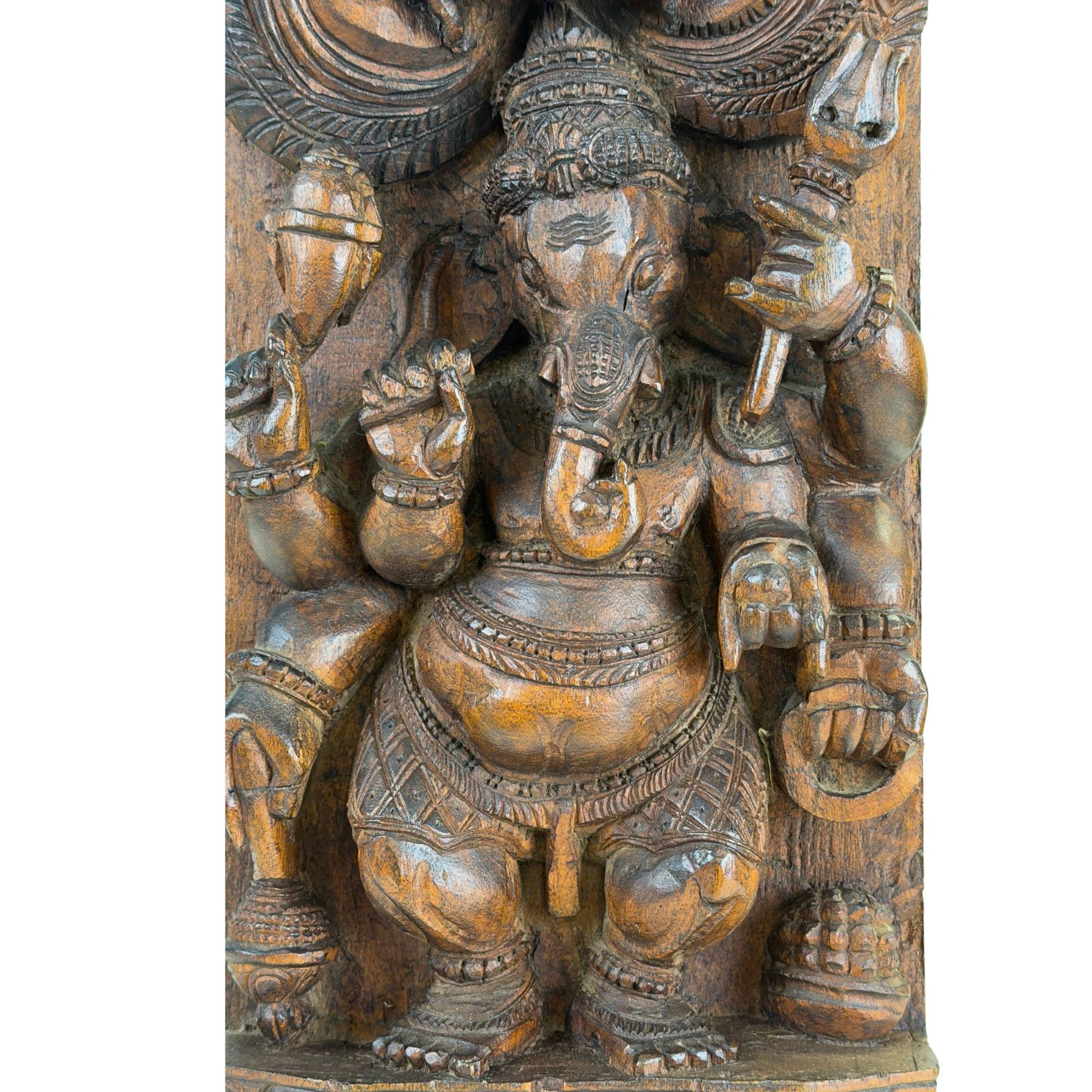 Spiritueel houten kunstobject met voorstelling van de god Ganesha