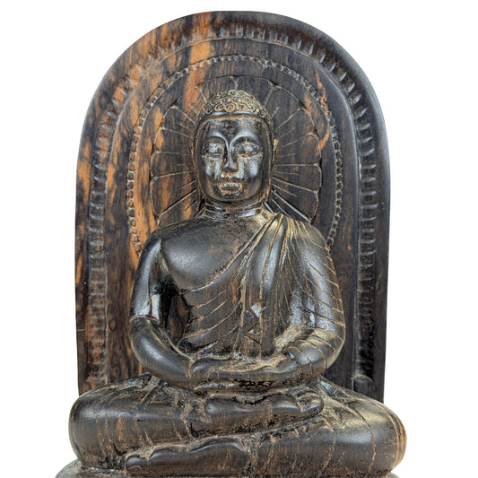 Calamanderhouten meditatieboeddha uit Sri Lanka met schrijnvormige achterplaat
