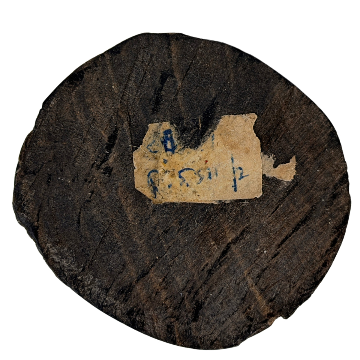 Onderzijde van Sri Lankaanse houten Boeddha met oud papieren label en houtnerf
