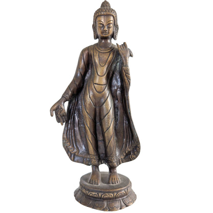 Vooraanzicht van een 27,5 cm hoog bronzen beeld van de staande Boeddha uit Nepal.