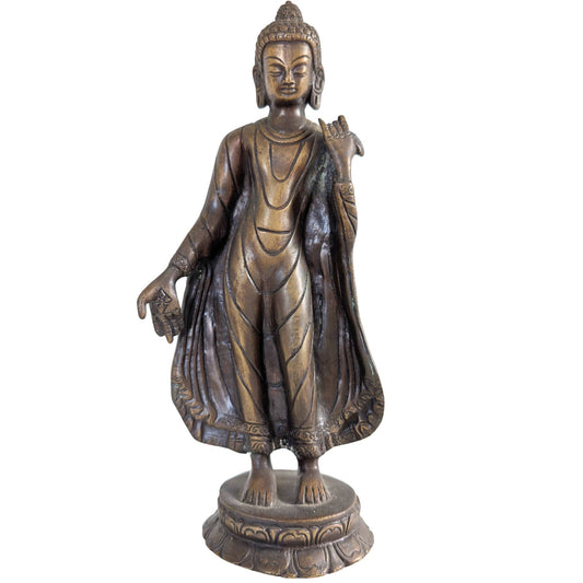 Vooraanzicht van een 27,5 cm hoog bronzen beeld van de staande Boeddha uit Nepal.