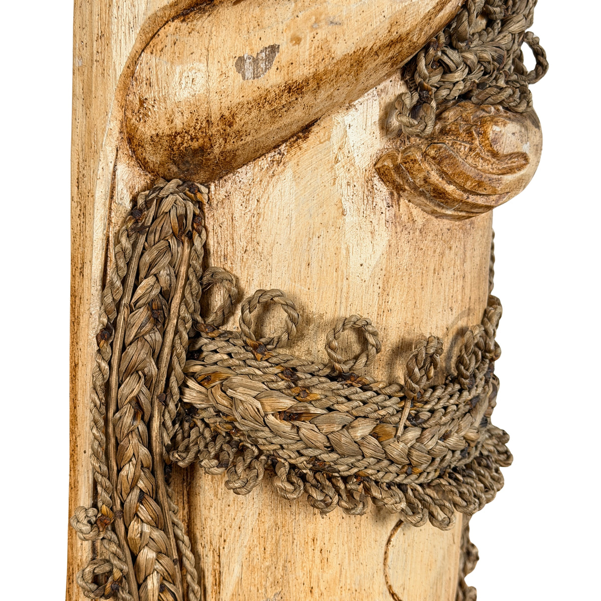 Onderarm en heupsjerp van koord met warme bruine patina op het hout, detail