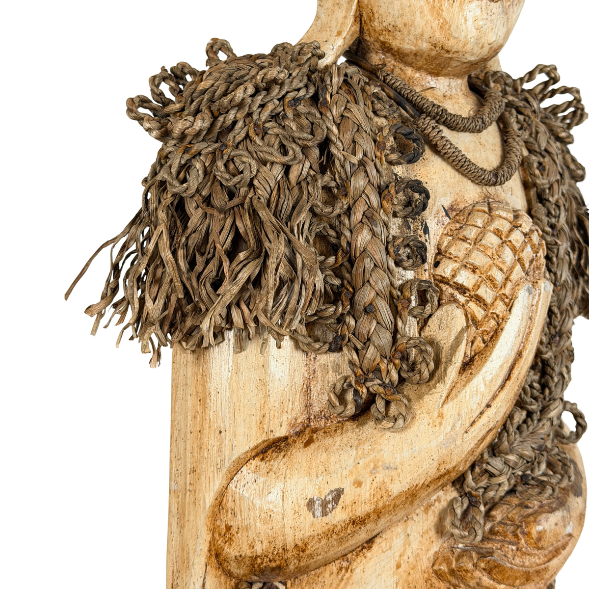 Borst met koordketting, cape en lotusoffergave in de hand, detail