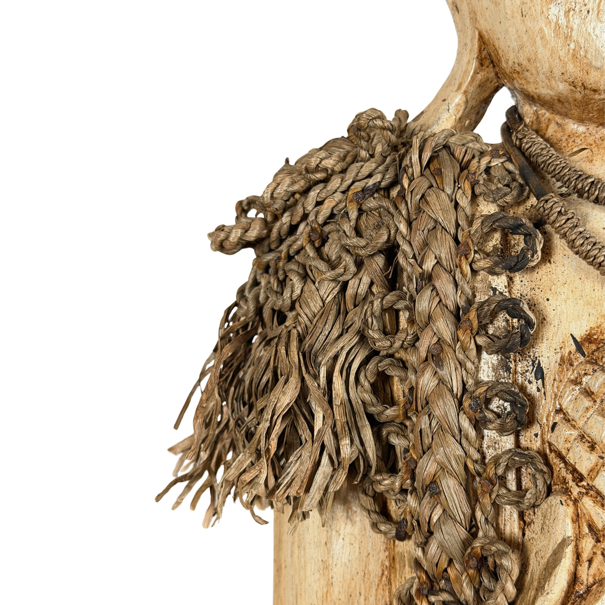 Schoudercape en ketting van gevlochten koord, linkerzijde, detail