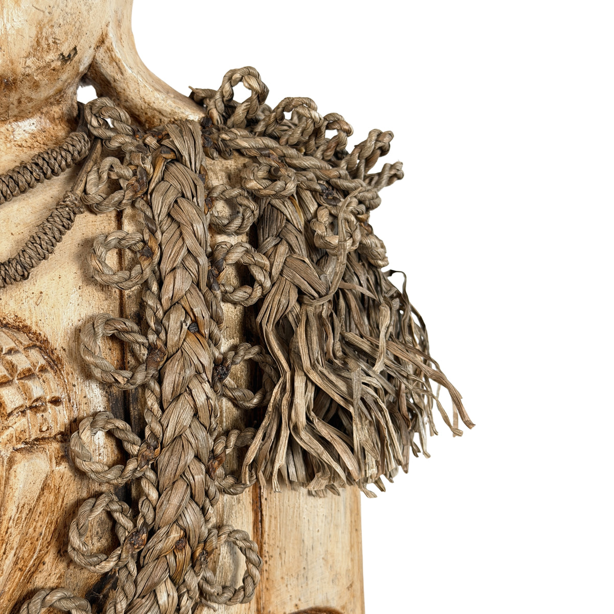 Schoudercape van gevlochten koord met krullen en franjes, rechterzijde, detail