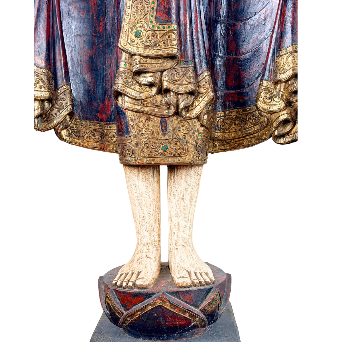 Staande Birmaanse Mandalay Boeddha met neerwaartse rechterhand in varada mudra