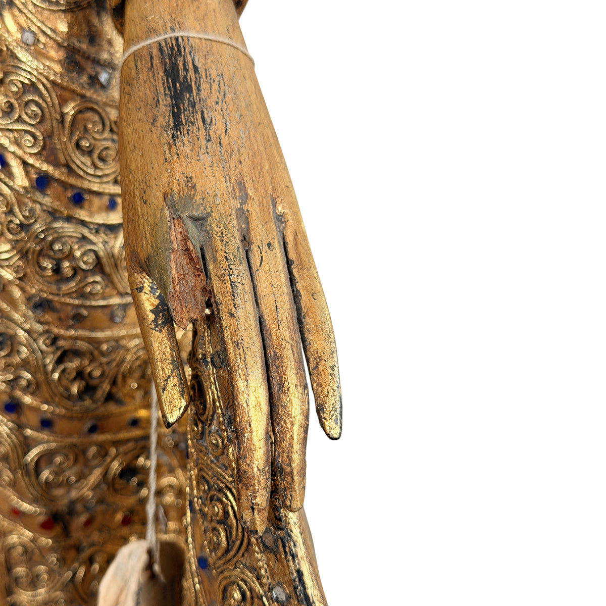 Lange vingers van de neerhangende hand, detail