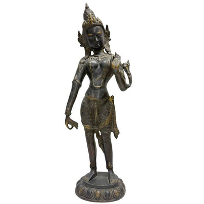 Antiek bronzen beeld van een staande Tara uit de Himalaya-regio.
