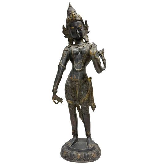 Antiek bronzen beeld van een staande Tara uit de Himalaya-regio.
