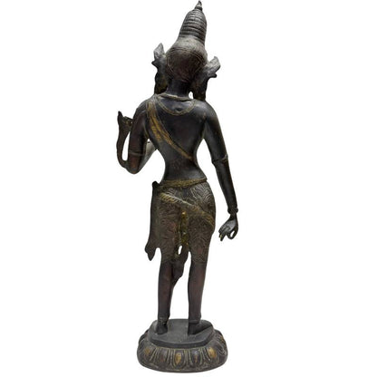 Detail van de handgesneden lotusvoet van het antieke bronzen beeld.