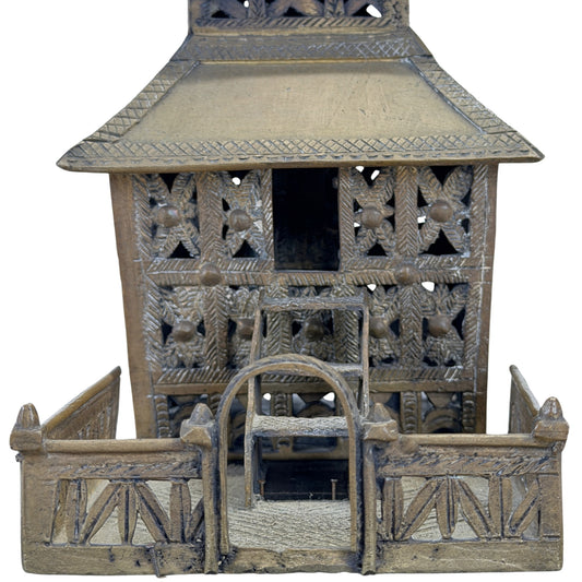 Detail van opengewerkte gevel van antiek Sumatran messing moskeemodel