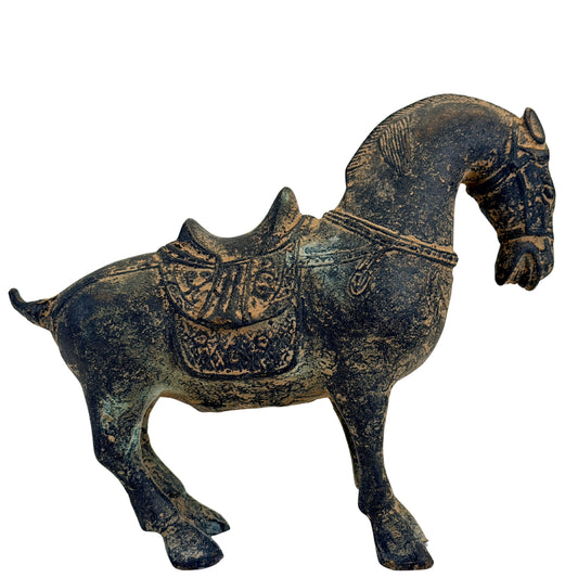 Tang-stijl paardensculptuur uit China met archaïsche patina