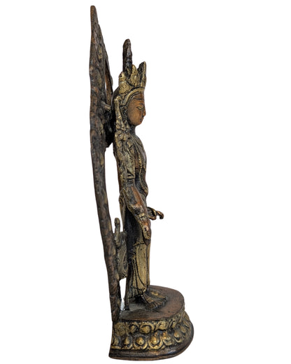 Staande Tara met open aureool uit Tibet