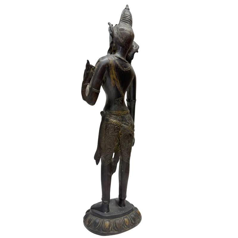 Tara beeld met klassieke boeddhistische iconografie, kroon en sieraden in Himalaya-traditie