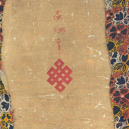 Forensisch textielonderzoek van de thangka tonend het canvas, de rode inkt en de machinale bloemenstof
