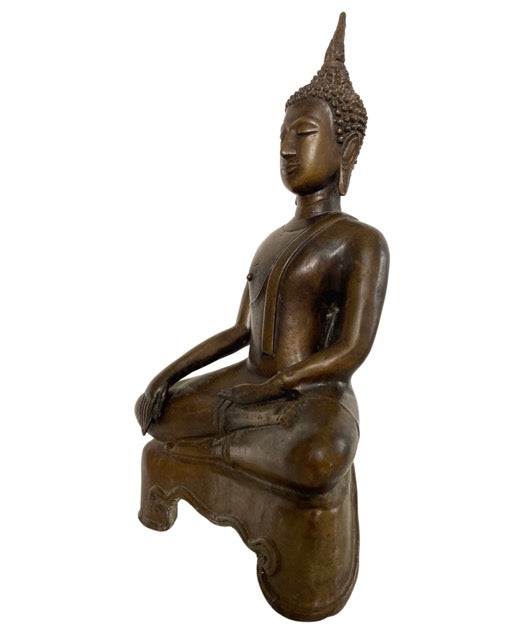 Thaise bronzen Boeddha zittend in Bhumisparsha houding met rustige uitstraling