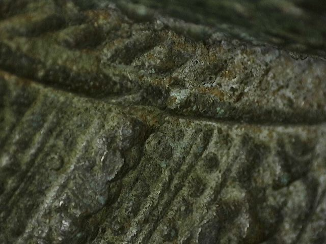 Microscoopbeeld van oppervlaktestructuur op antiek Thais bronzen beeld