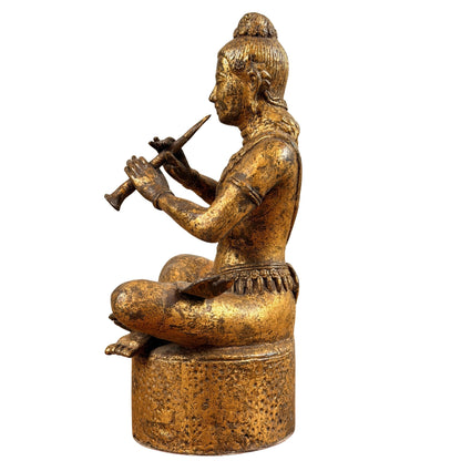 Volledig achteraanzicht van de zittende figuur