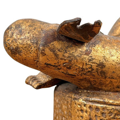 Detail van gordel en decoratie aan de rugzijde