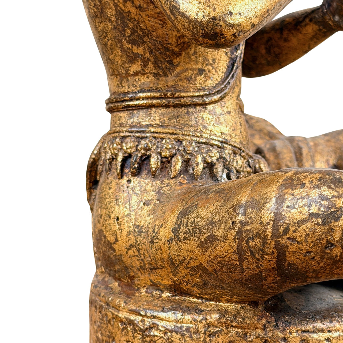 Achteraanzicht van de vergulde figuur
