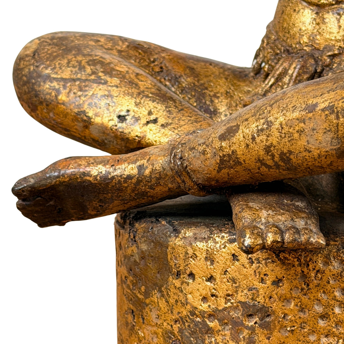 Detail van borstornament en halsketting