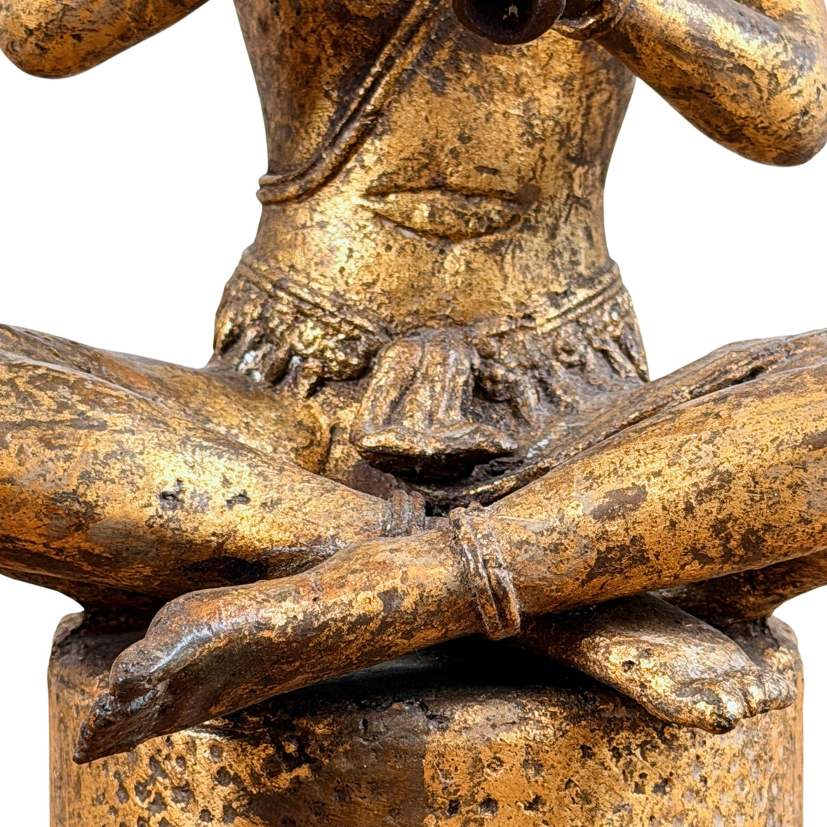 Detail van de gekruiste benen en sokkel