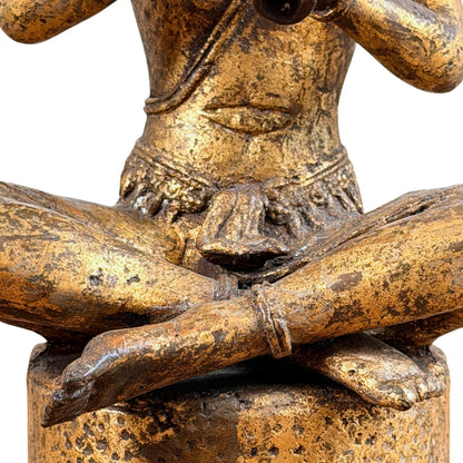 Detail van de gekruiste benen en sokkel