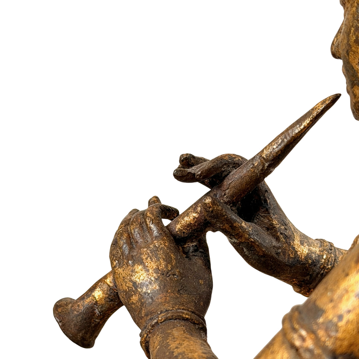 Detail van handen en fluit vanaf de achterzijde