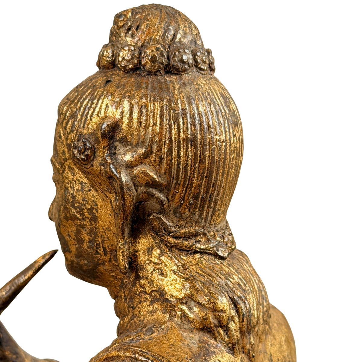 Detail van kapsel en haarband linksachter