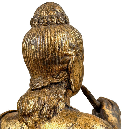 Detail van been en sokkel linksachter