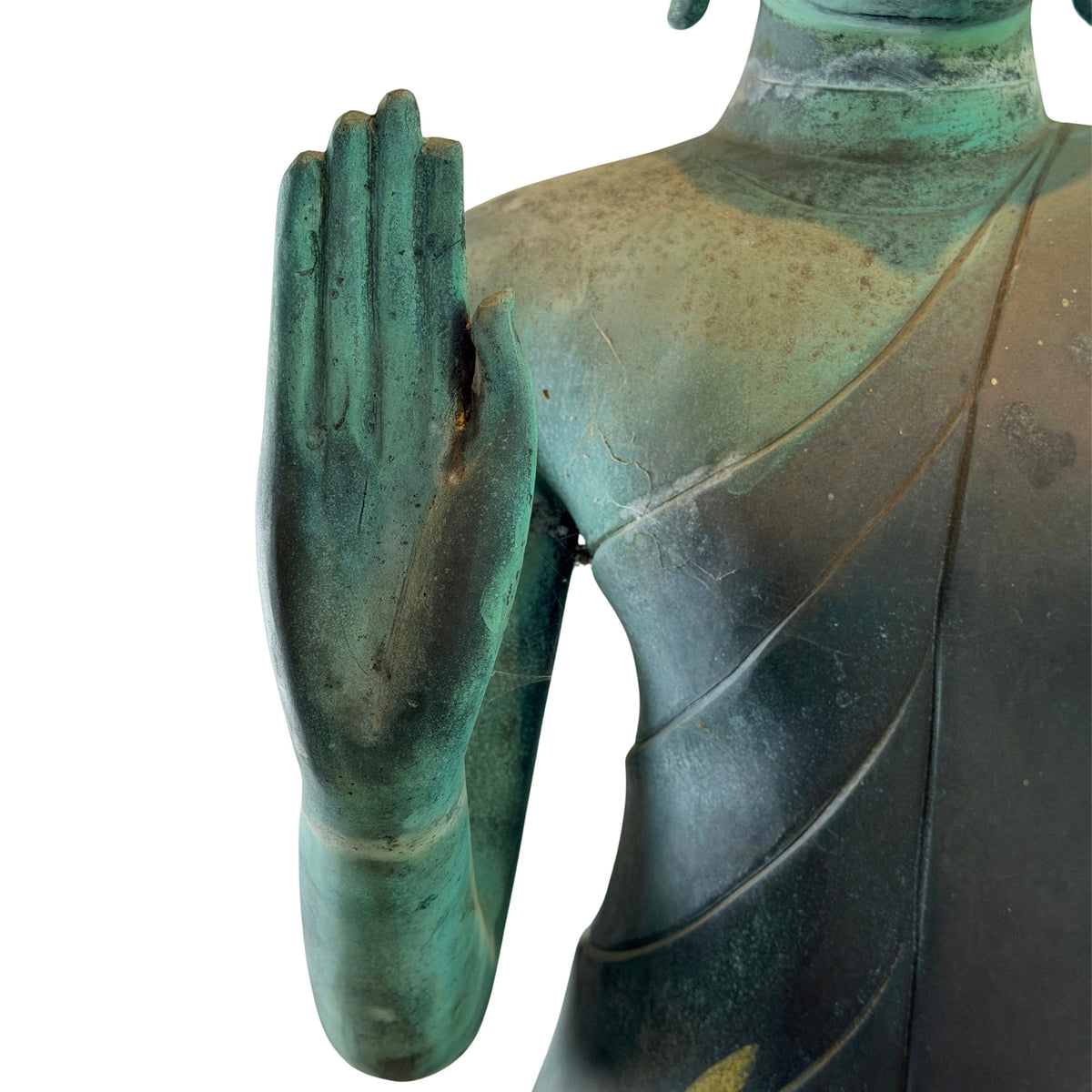 Detail van de rechterhand in Abhaya mudra