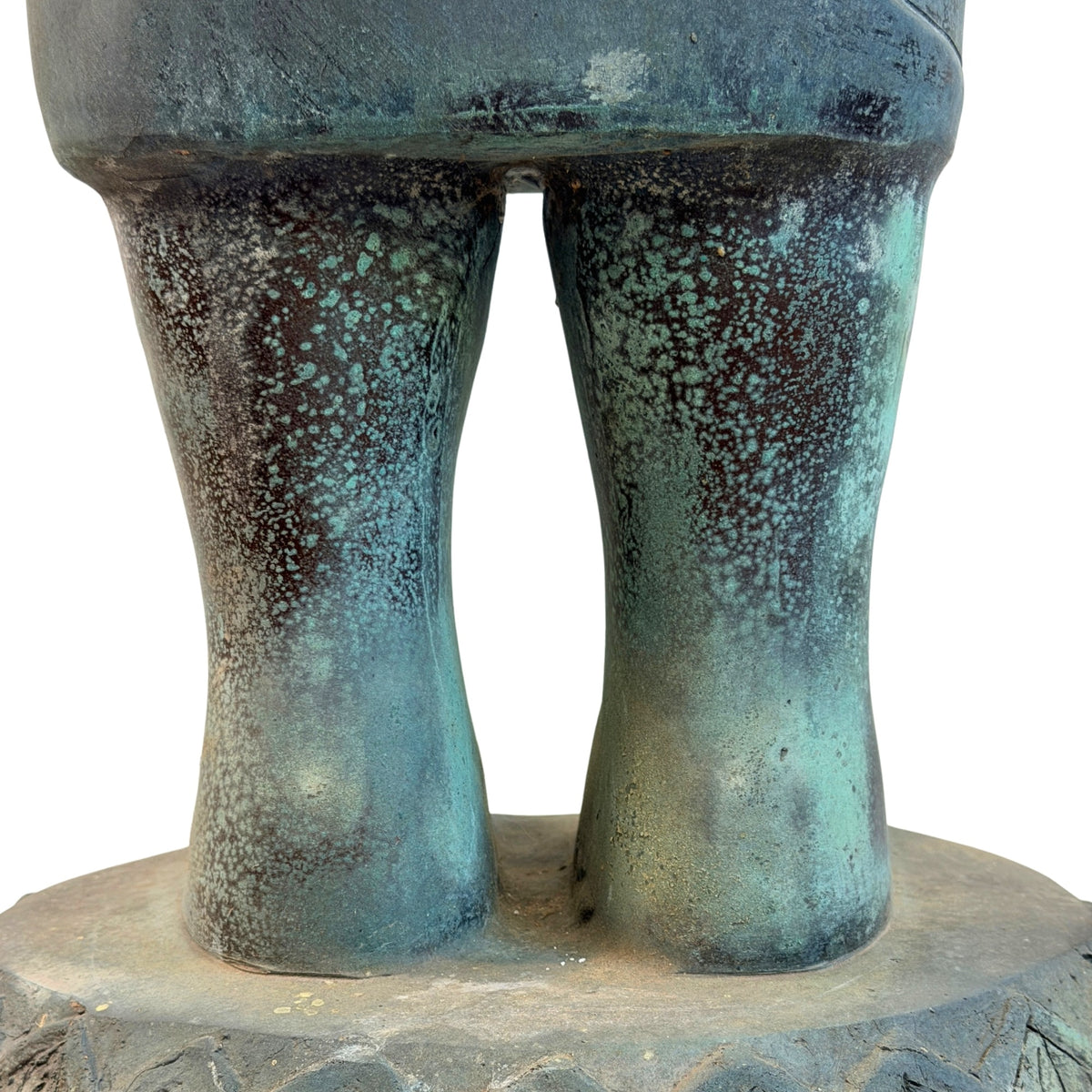Detail van benen en gevlekte groenbruine patina