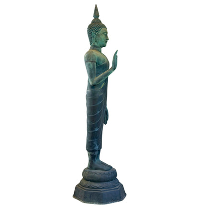 Rechter zijaanzicht van de monumentale staande Thaise Boeddha