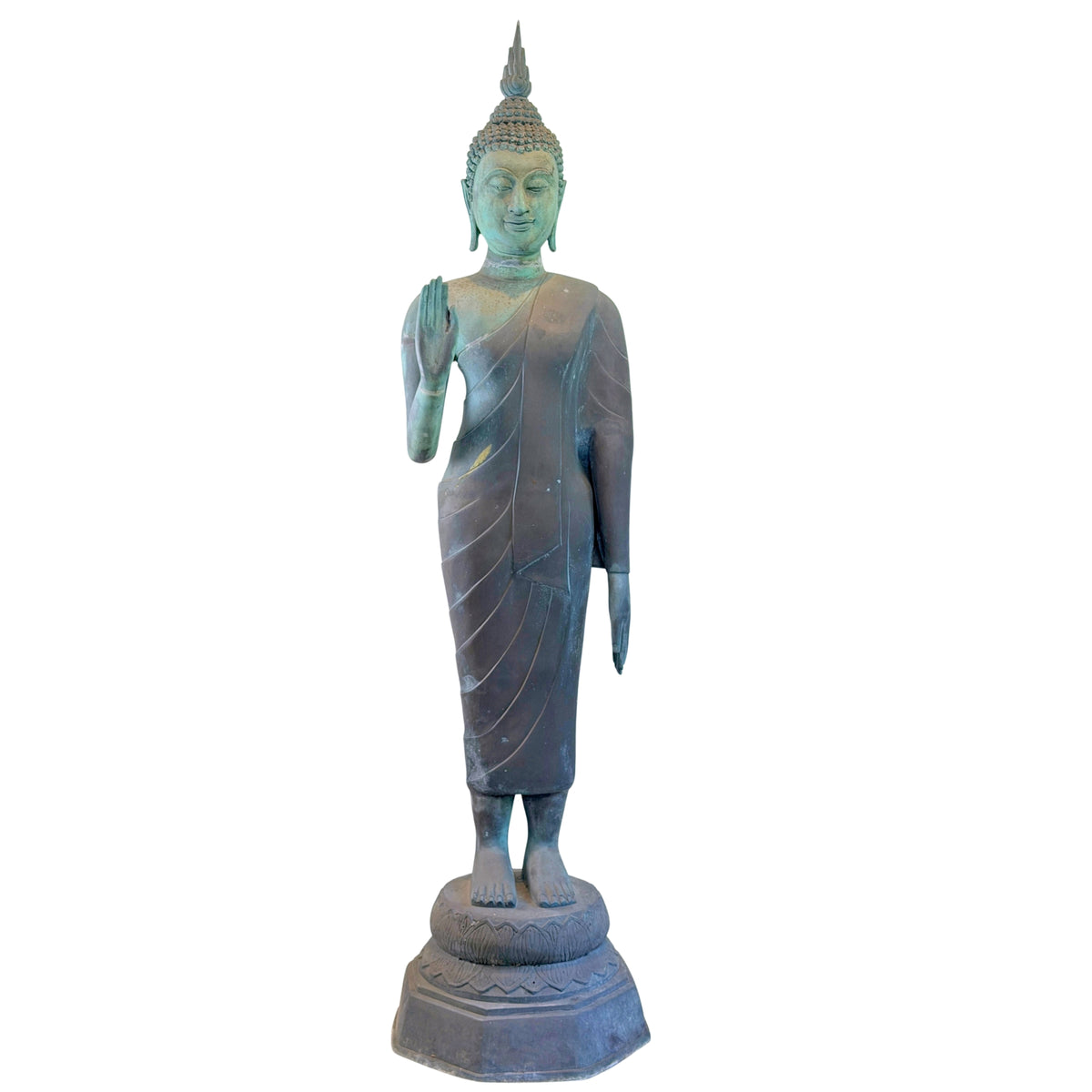 Monumentale staande Thaise Boeddha in Sukhothai-stijl, vooraanzicht