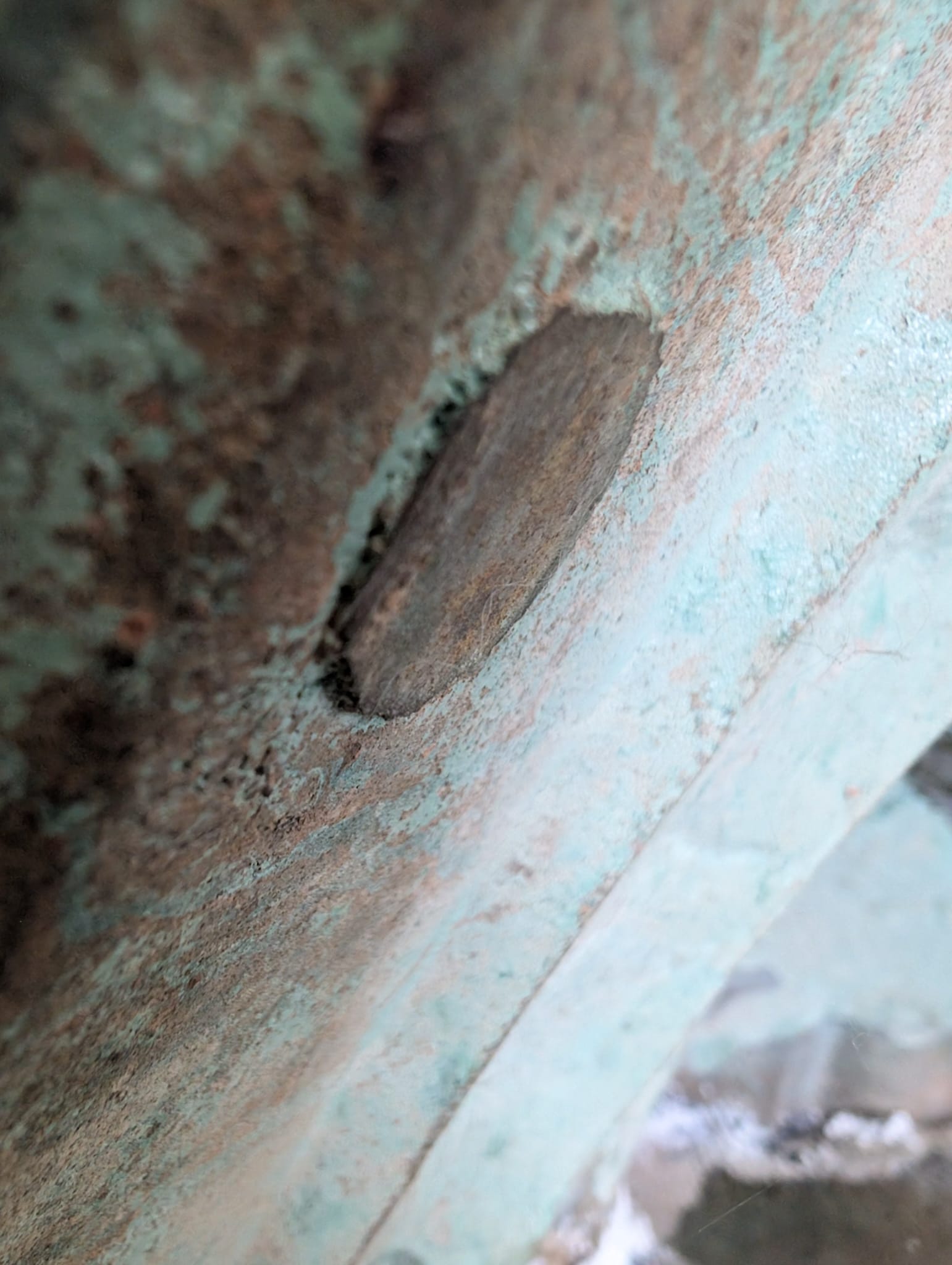 Thais Boeddhabeeld met zichtbare resten van verf en vergulding