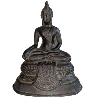 Antiek bronzen Thais Boeddha beeld in Sukhothai-stijl, vooraanzicht.