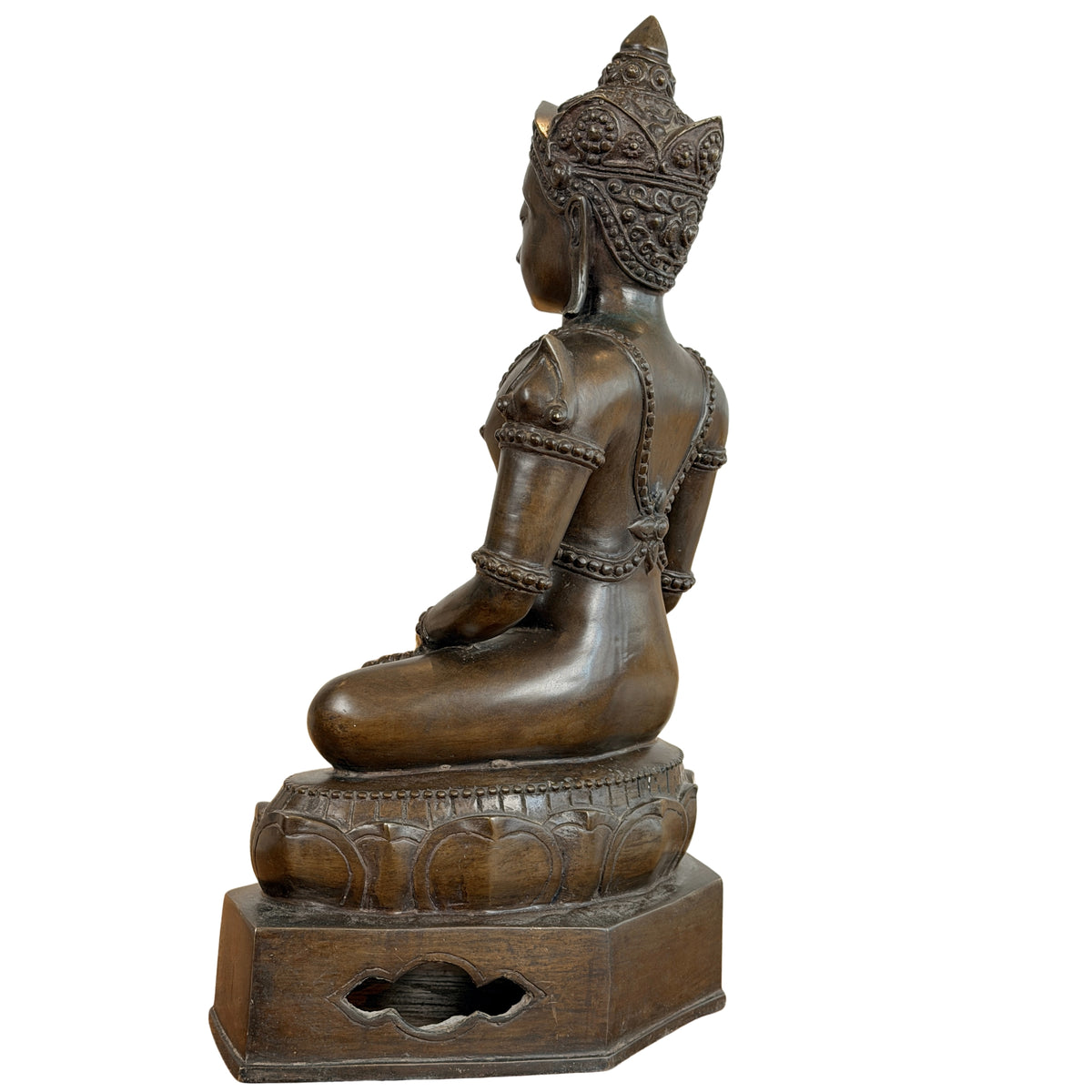 Driekwart achteraanzicht van de bronzen Boeddha met kroon