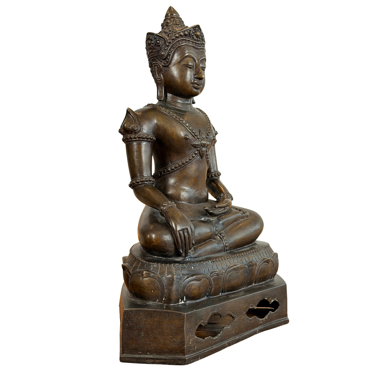 Gekroonde Boeddha in brons, driekwart aanzicht vanaf de schootzijde