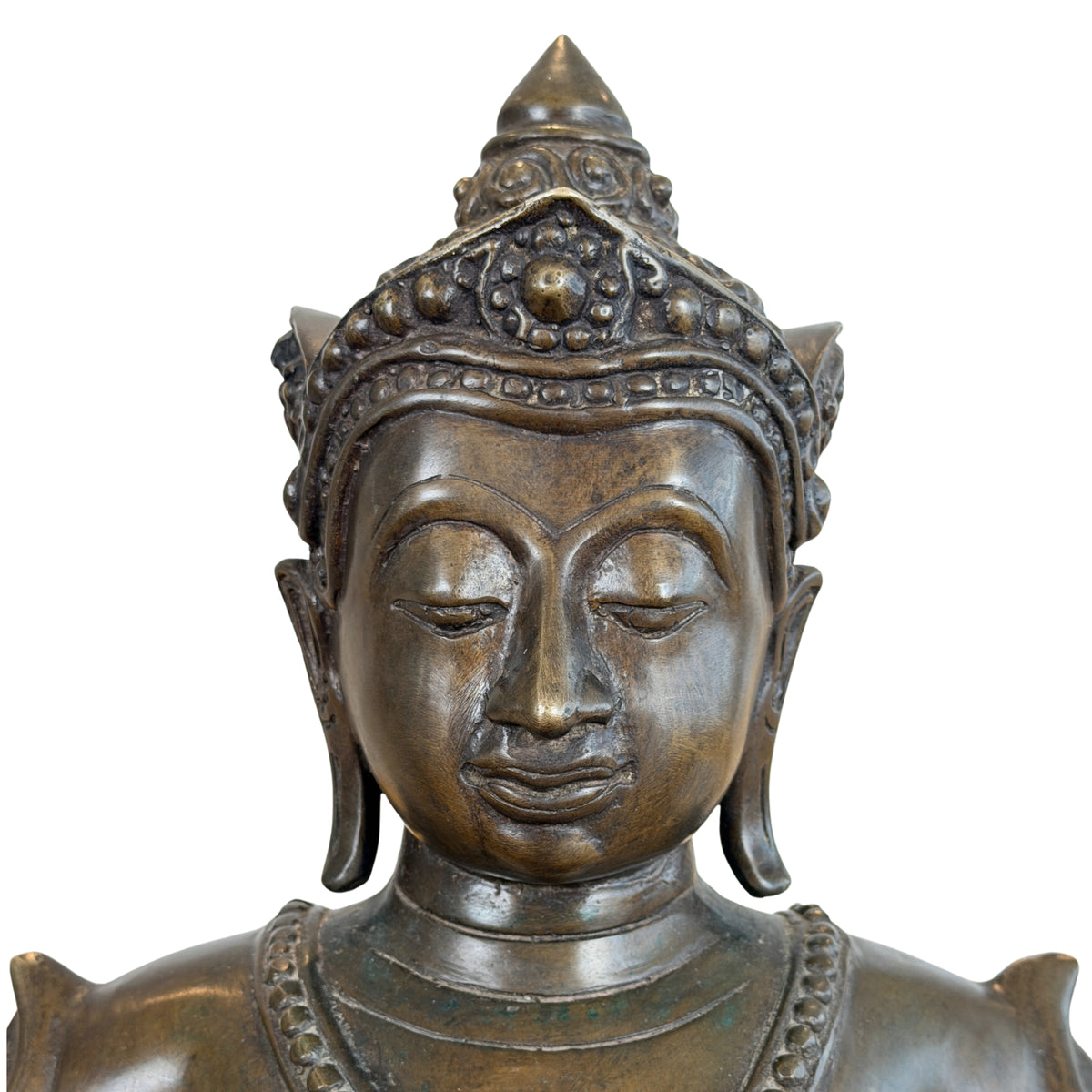 Gezicht van de Thaise Boeddha onder de vorstelijke kroon, vooraanzicht