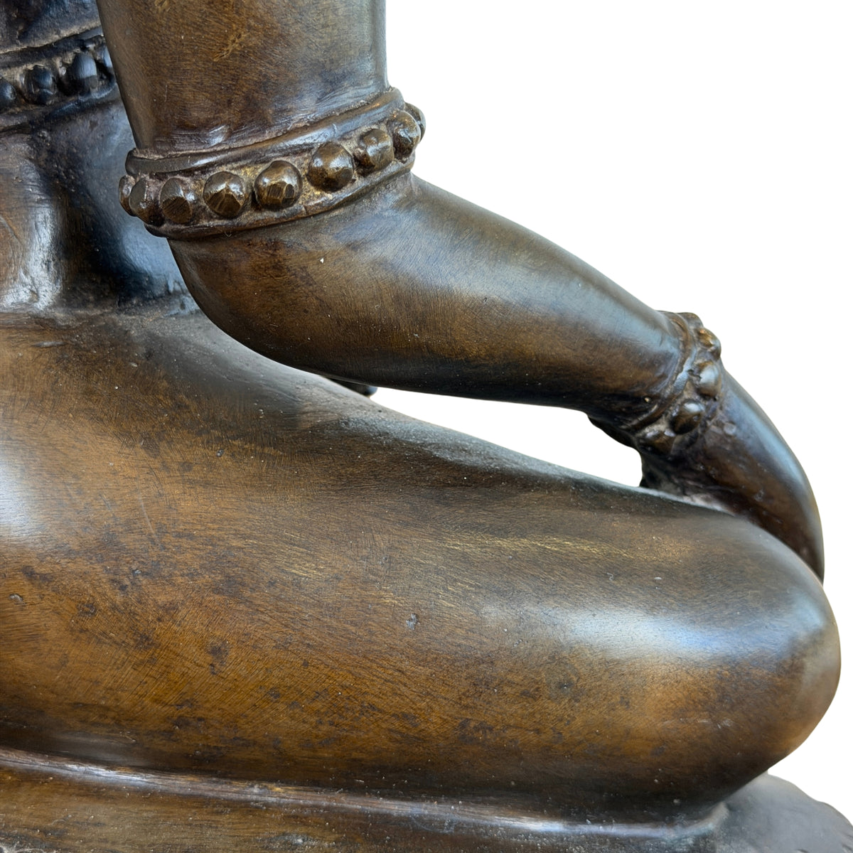 Knie en polsband van de hand die de aarde aanraakt, detail