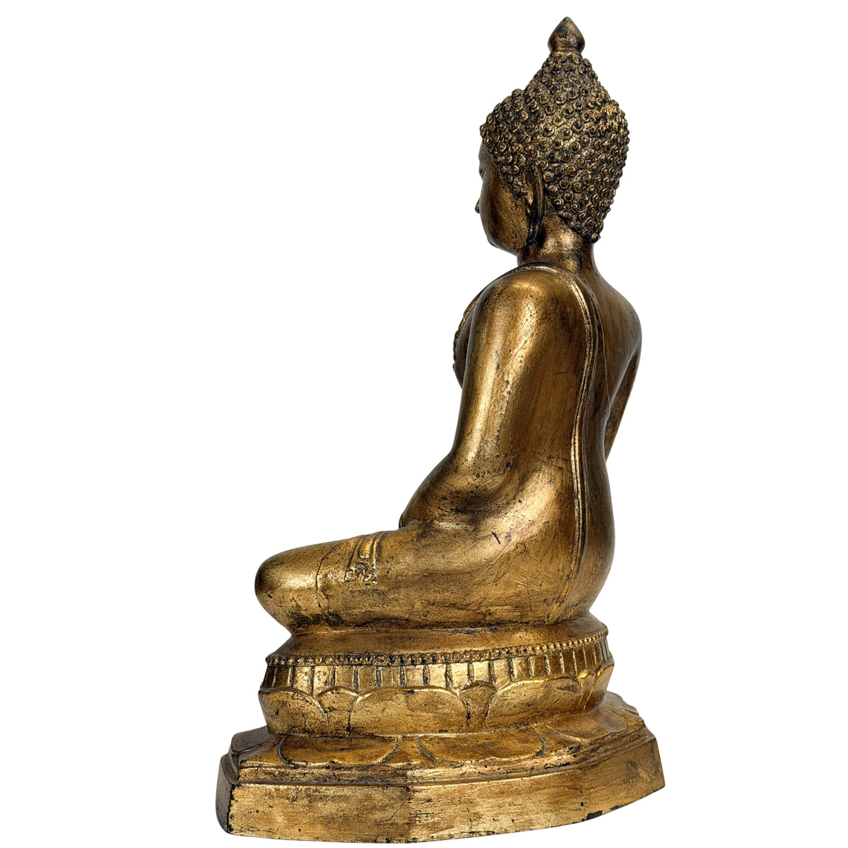 Achterwaarts zijaanzicht van Thaise Boeddha met slanke ruglijn en gelaagde voet