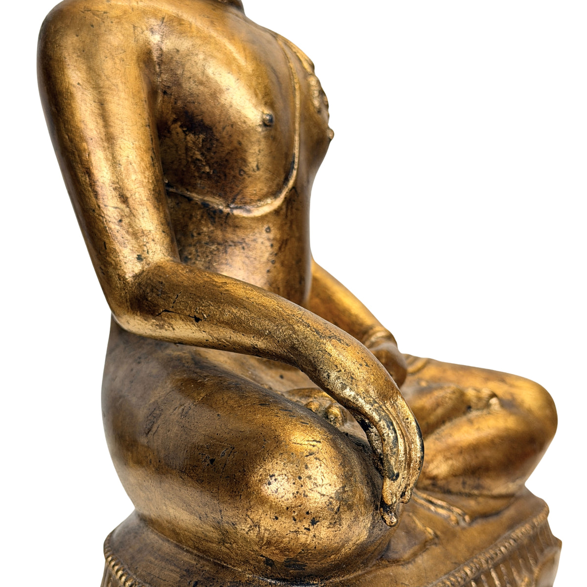Detail van lange arm, hand en knie van Thaise bronzen Boeddha met natuurlijke slijtage