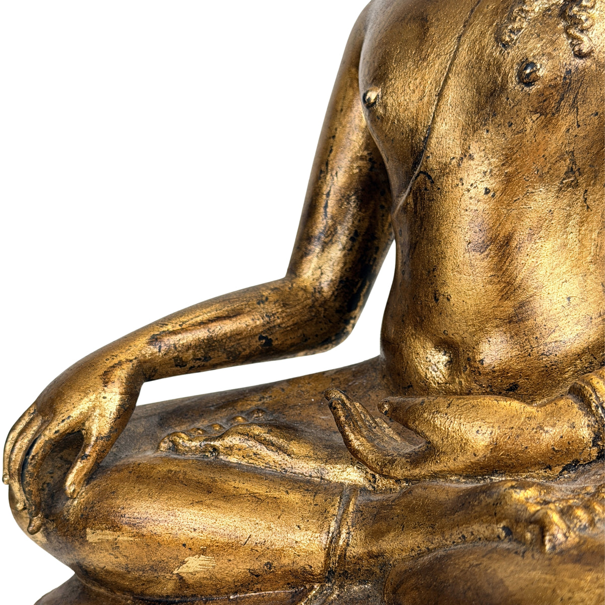 Detail van Bhumisparsha mudra met neerwaartse rechterhand en slijtage aan de goudlaag