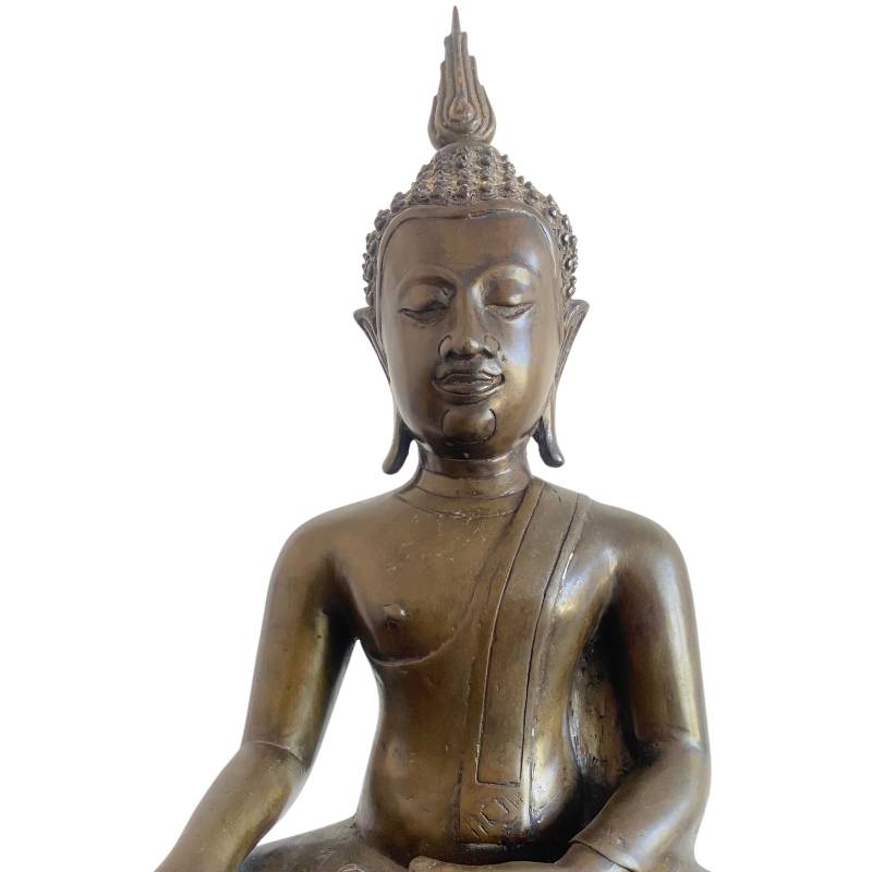 Thaise bronzen Boeddha in bhumisparsha mudra met serene uitstraling