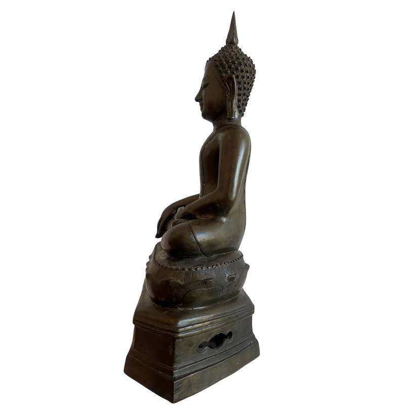Thaise bronzen Boeddha in bhumisparsha mudra met tempeluitstraling